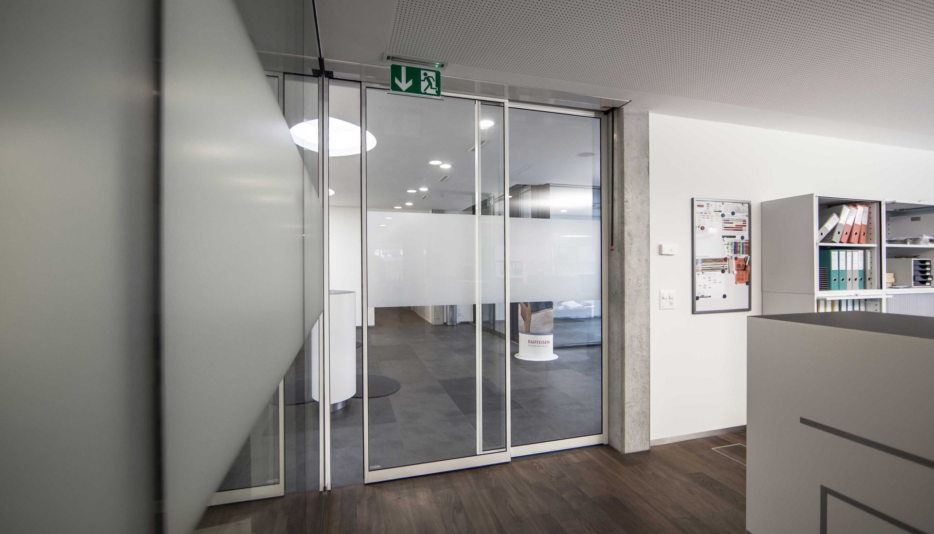 Innenbereich mit einer feingerahmten automatischen Schiebetür