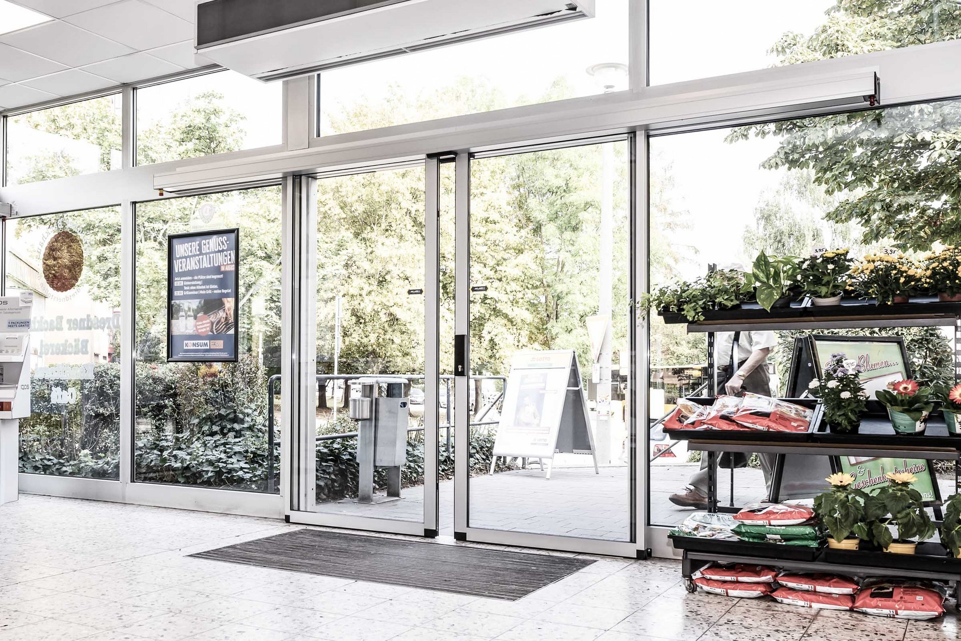Eingang Konsum in Dresden mit einer automatischen Schiebetür