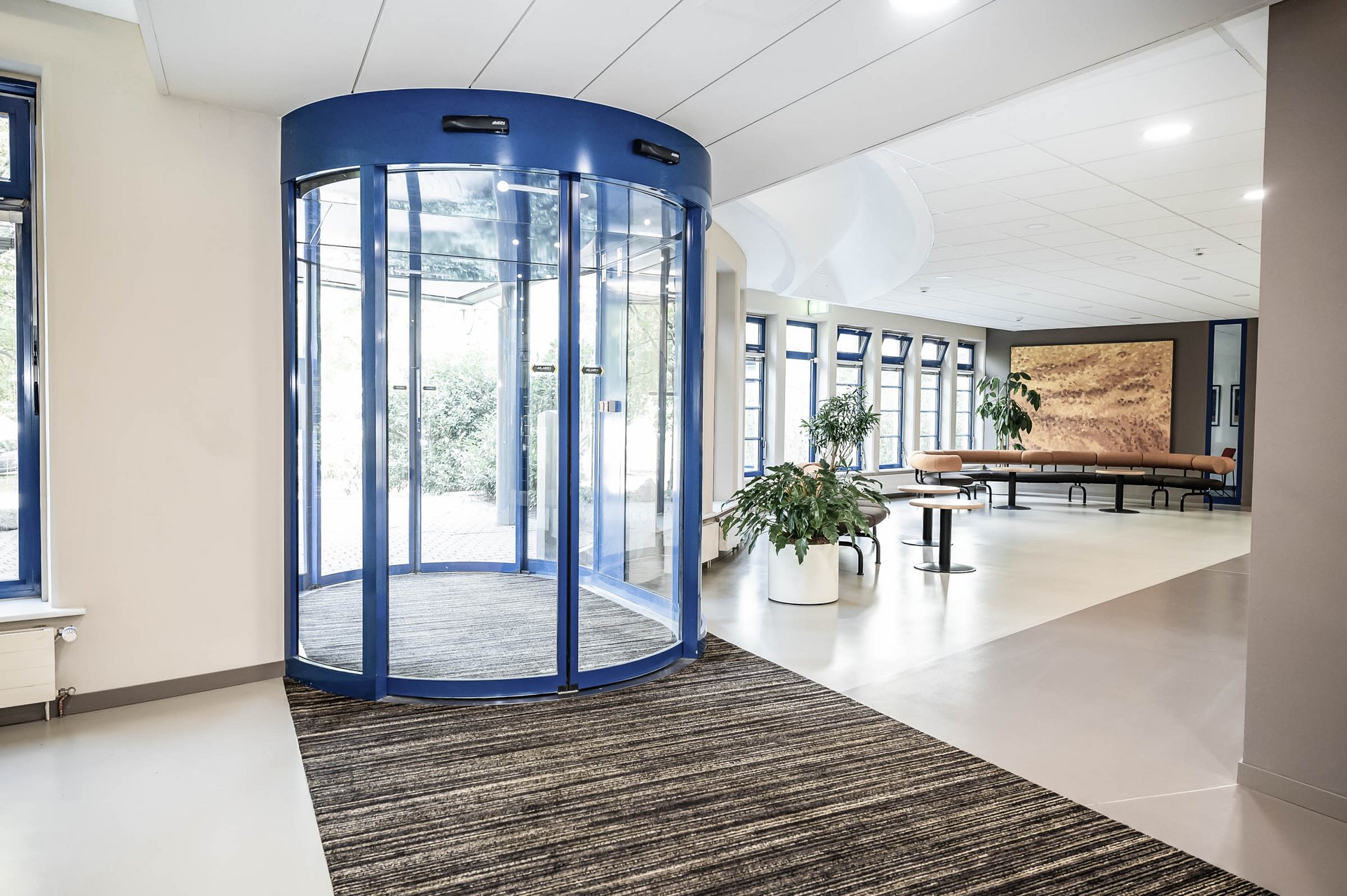 Eingang der Berufsgenossenschaft ETEM mit einer automatischen Rundschiebetür