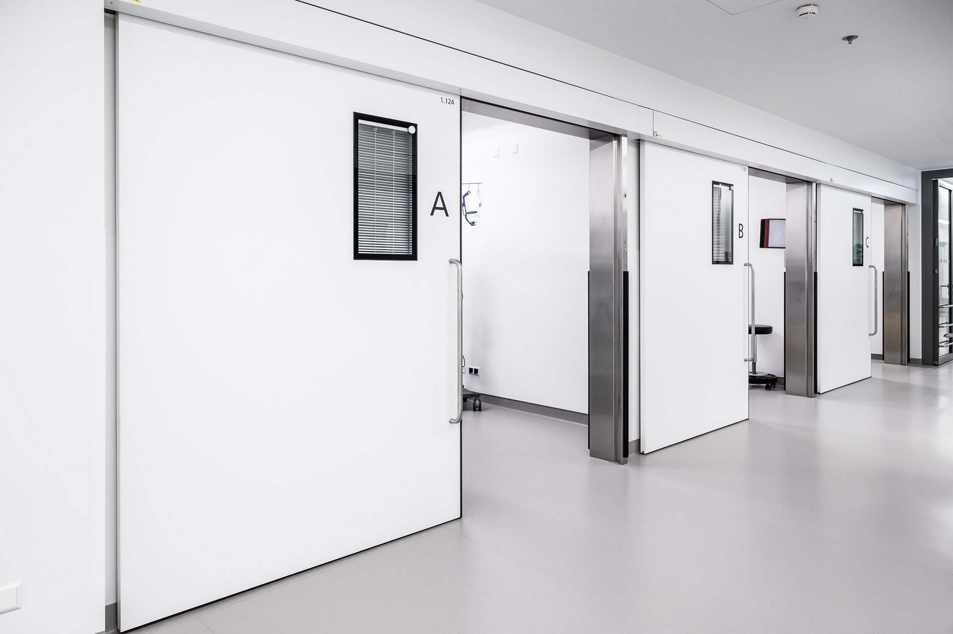 Flur in der Uniklinik Dresden mit automatischen Schiebetüren