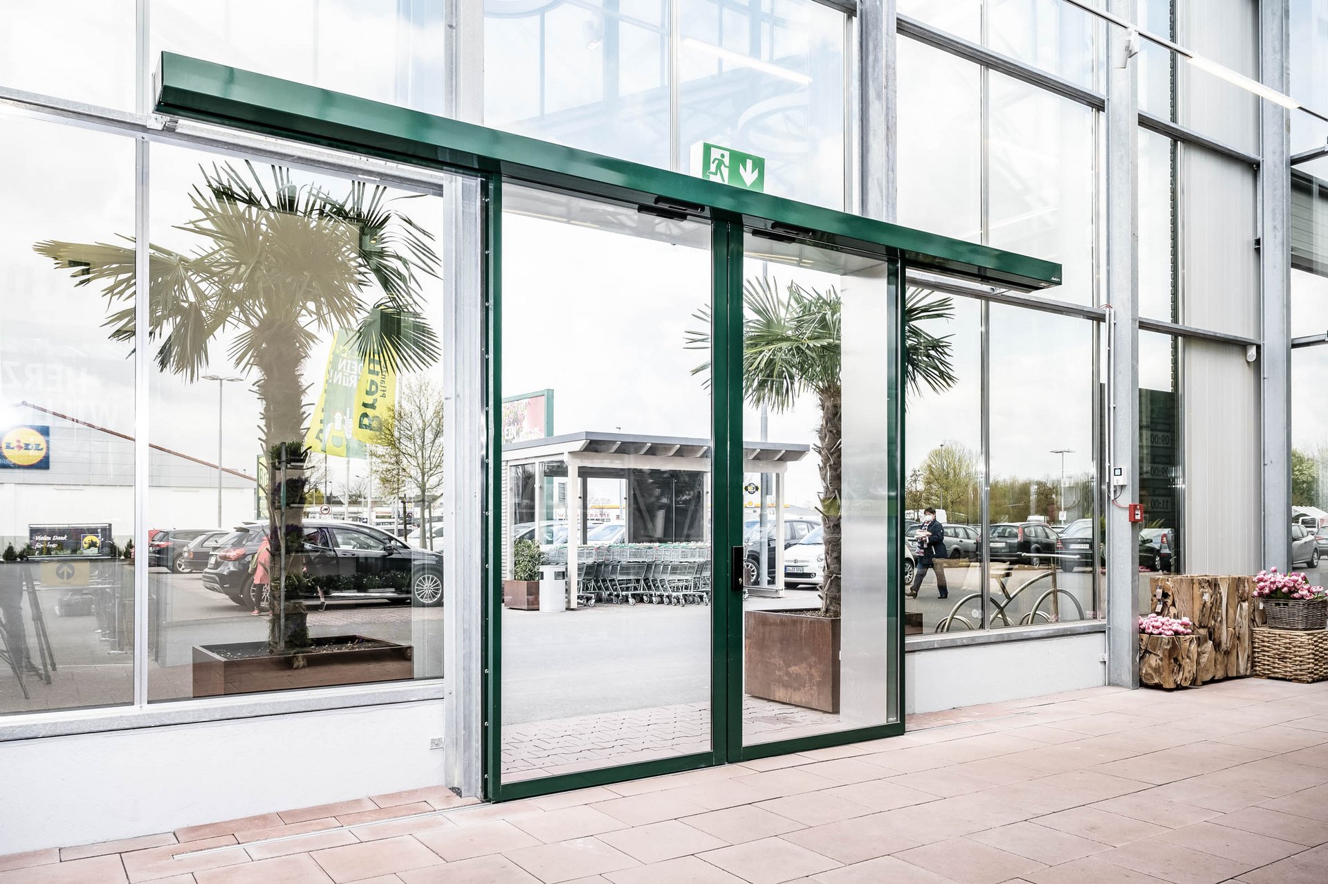 Eingang zum Gartenmarkt Breuer in Bielefeld mit einer automatischen Schiebetür