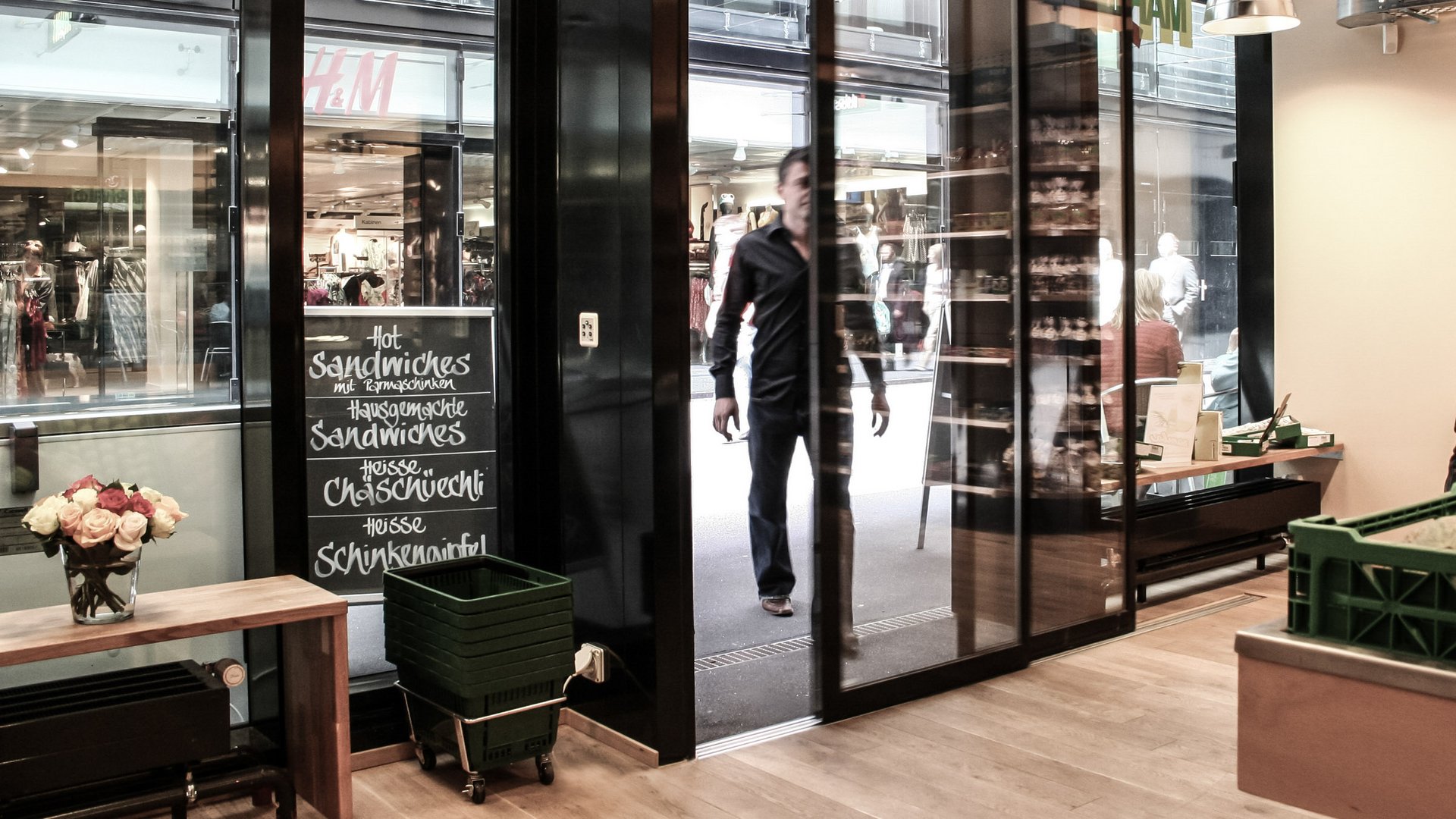 Eingang Bäckerei im Shoppingcenter Sihlcity in Zürich mit einer automatischen Schiebetür