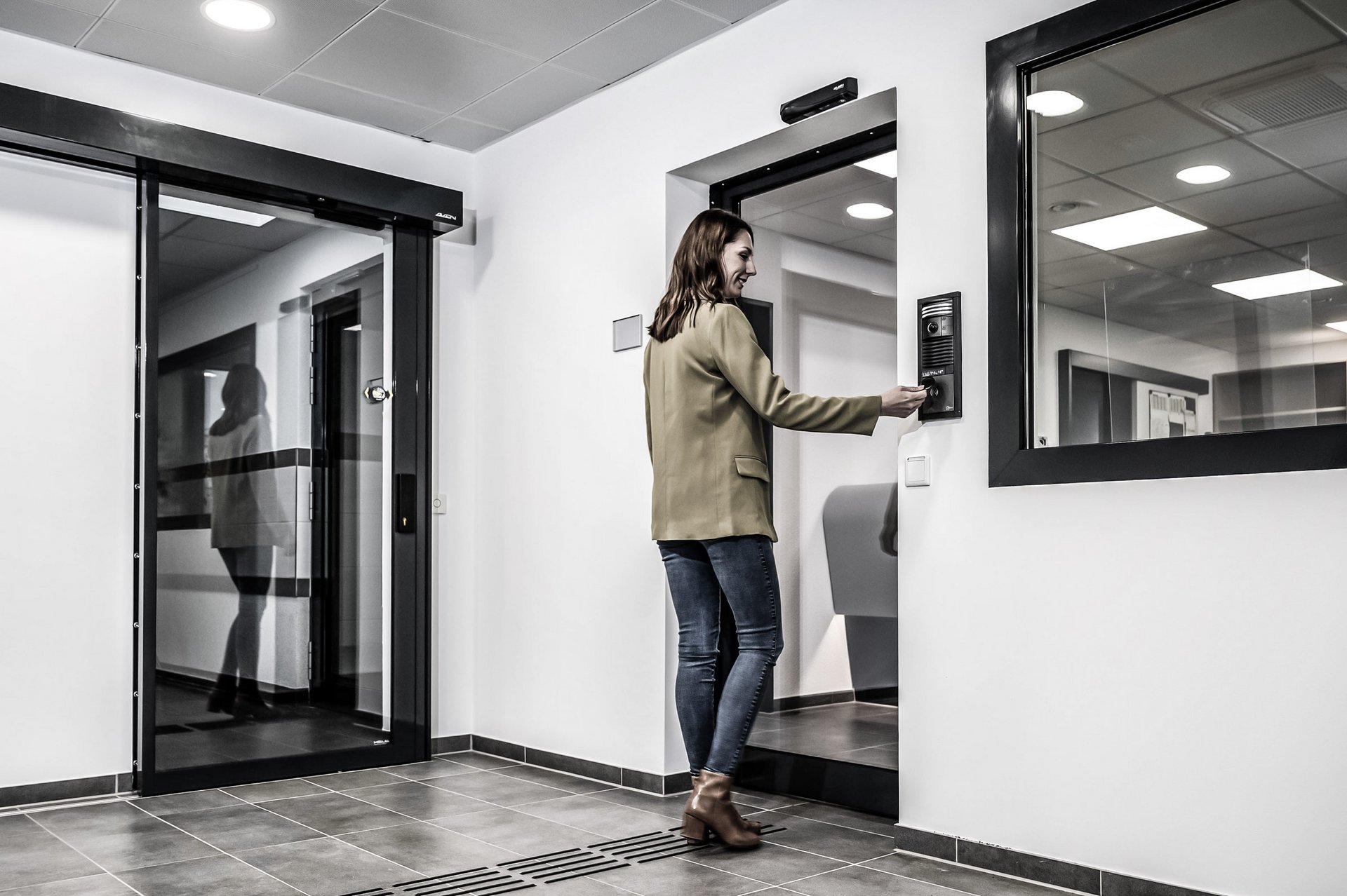 Automatische durchschusshemmende Schiebetür in der Polizeistation Bielefeld