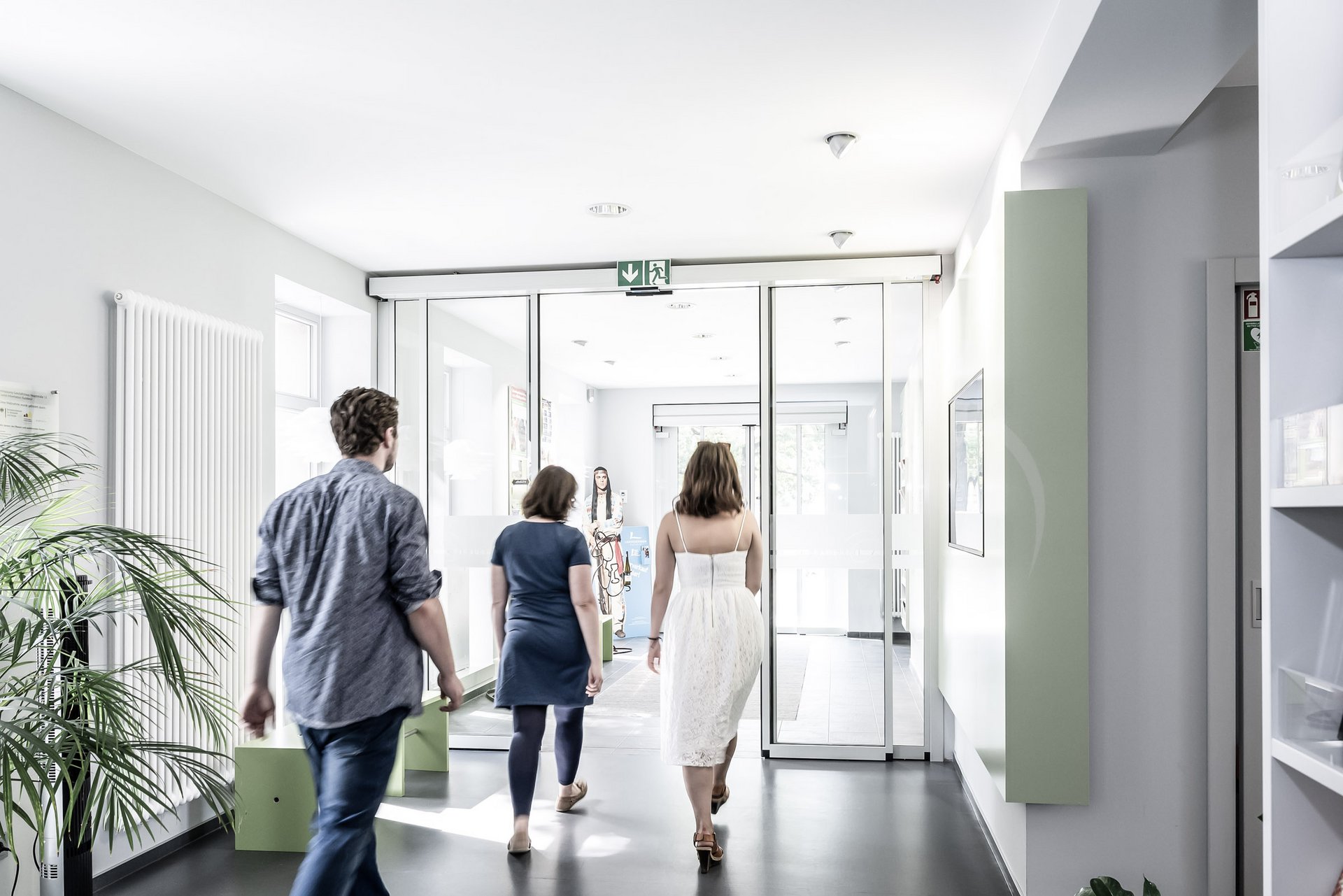 Flur der Touristeninfo in Radebeul mit einer automatischen Schiebetüre