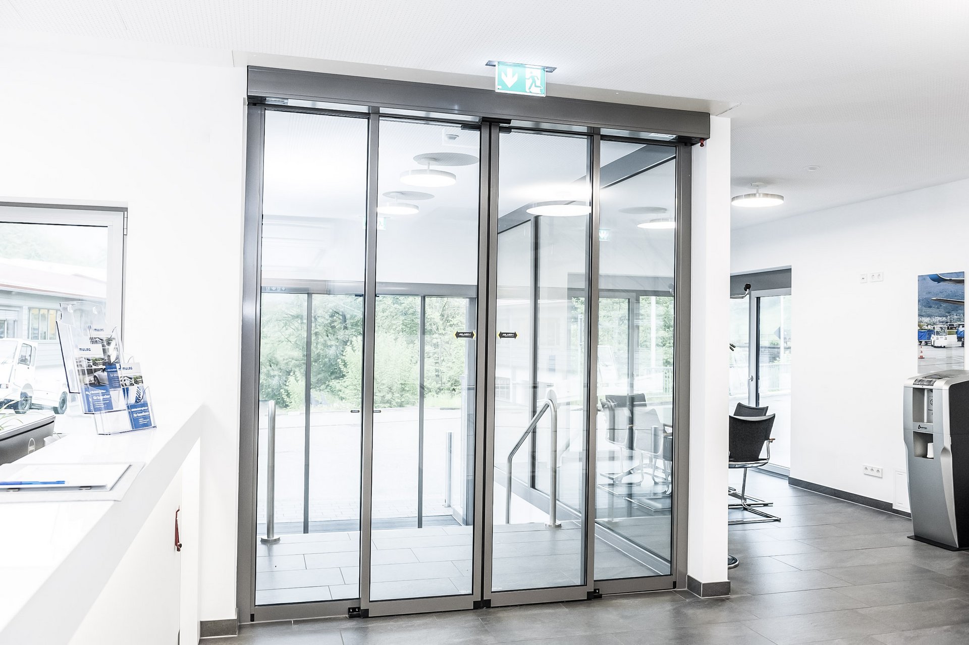 Eingang zu den Mulag Fahrzeugwerke in Deutschland mit automatischen Schiebetüren