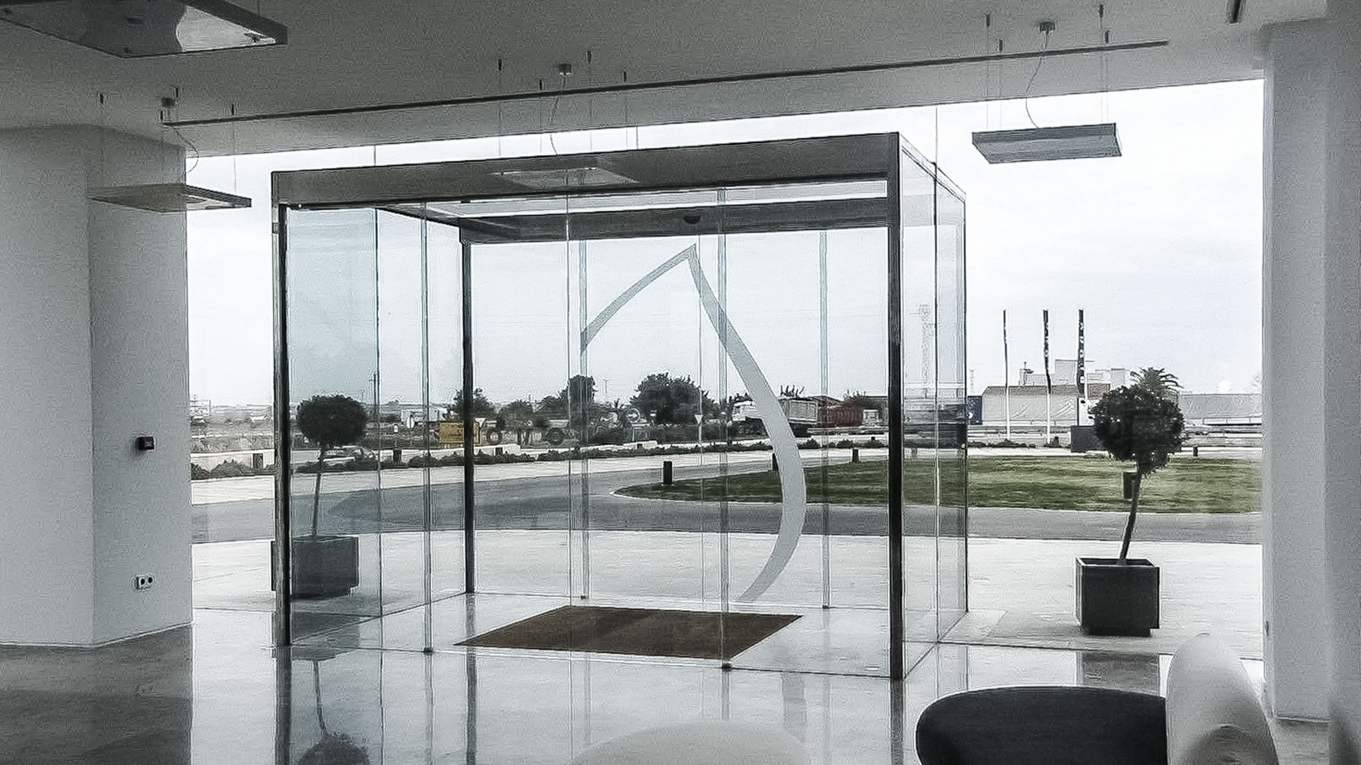 Eingang des Hotels Duomo in Valencia in Spanien mit automatischen Ganzglas-Schiebetüren