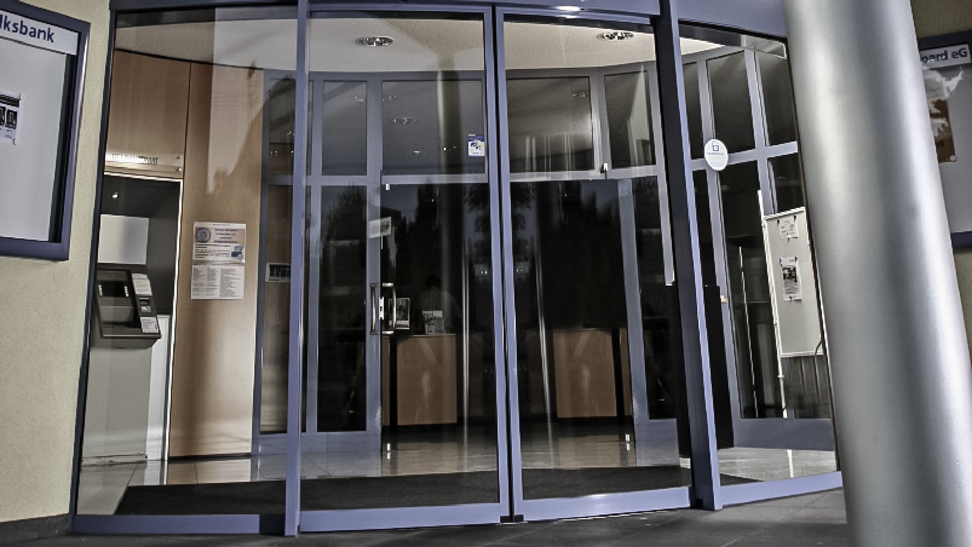 Gebäudeeingang der Volksbank Buchholz mit einer automatischen Rundschiebetür