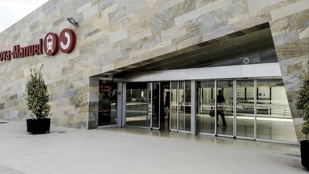 Eingang zur Renfe Zugstation in Lenova Manuel mit automatischen Schiebetüren