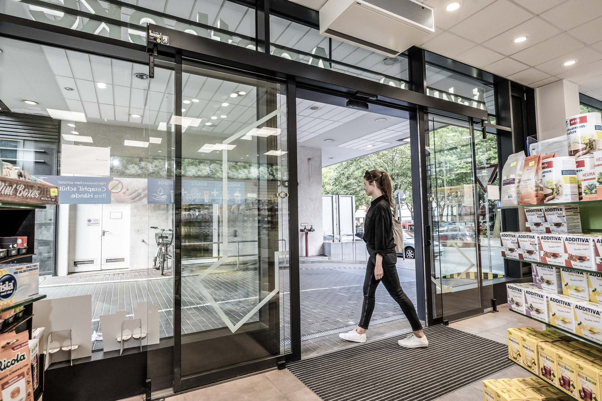 Eingang Aeskulap Apotheke mit einer automatischen Schiebetür