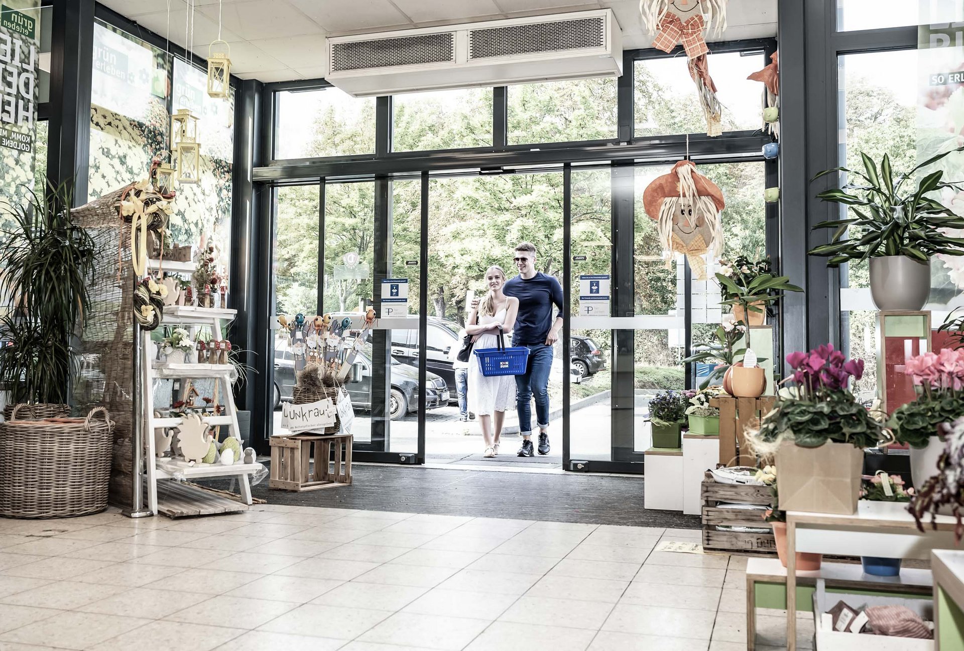 Eingang Konsum in Dresden Räcknitzhöhe mit einer automatischen Schiebetür