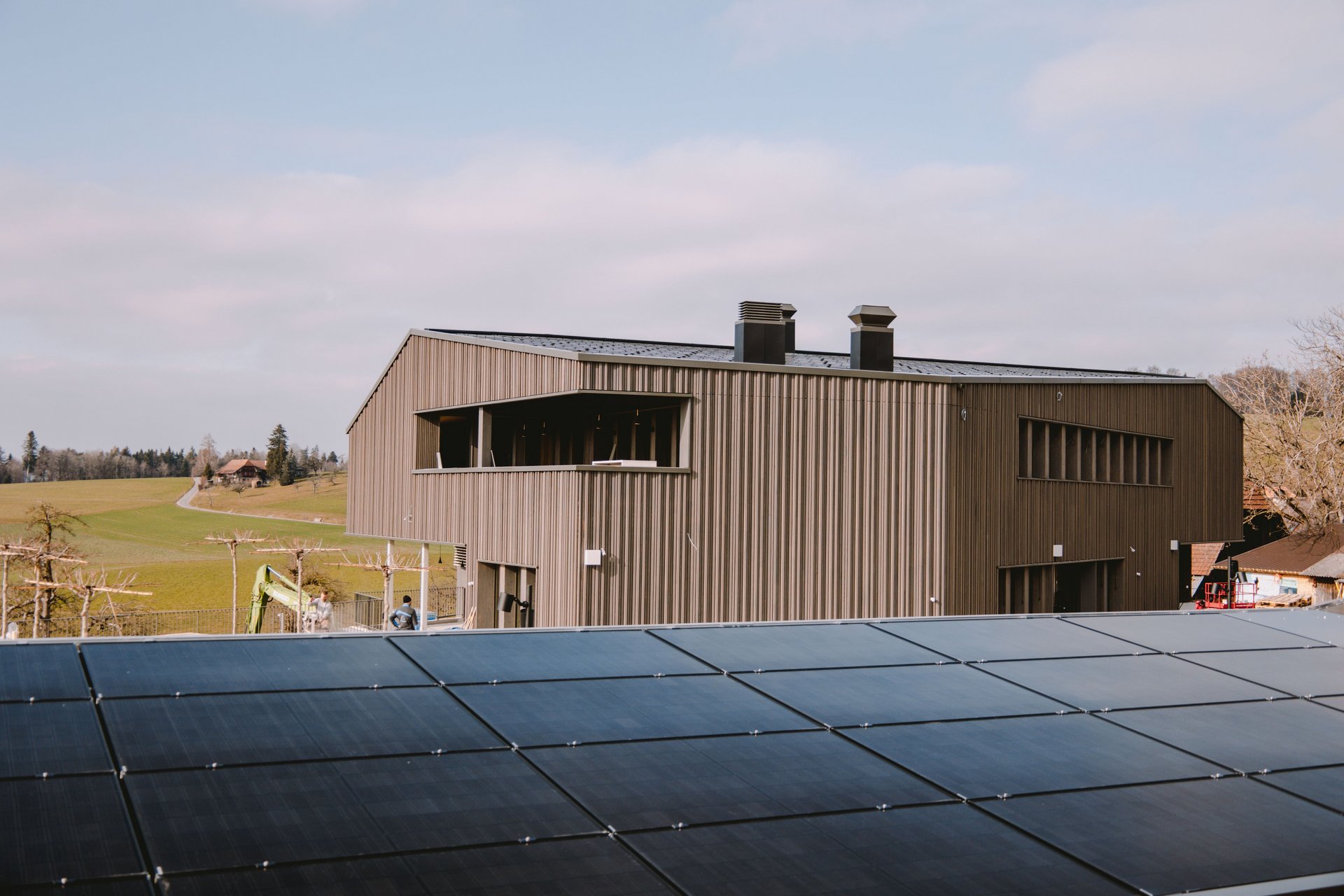 Dach des Swiss Bike Parks mit Solarzellen