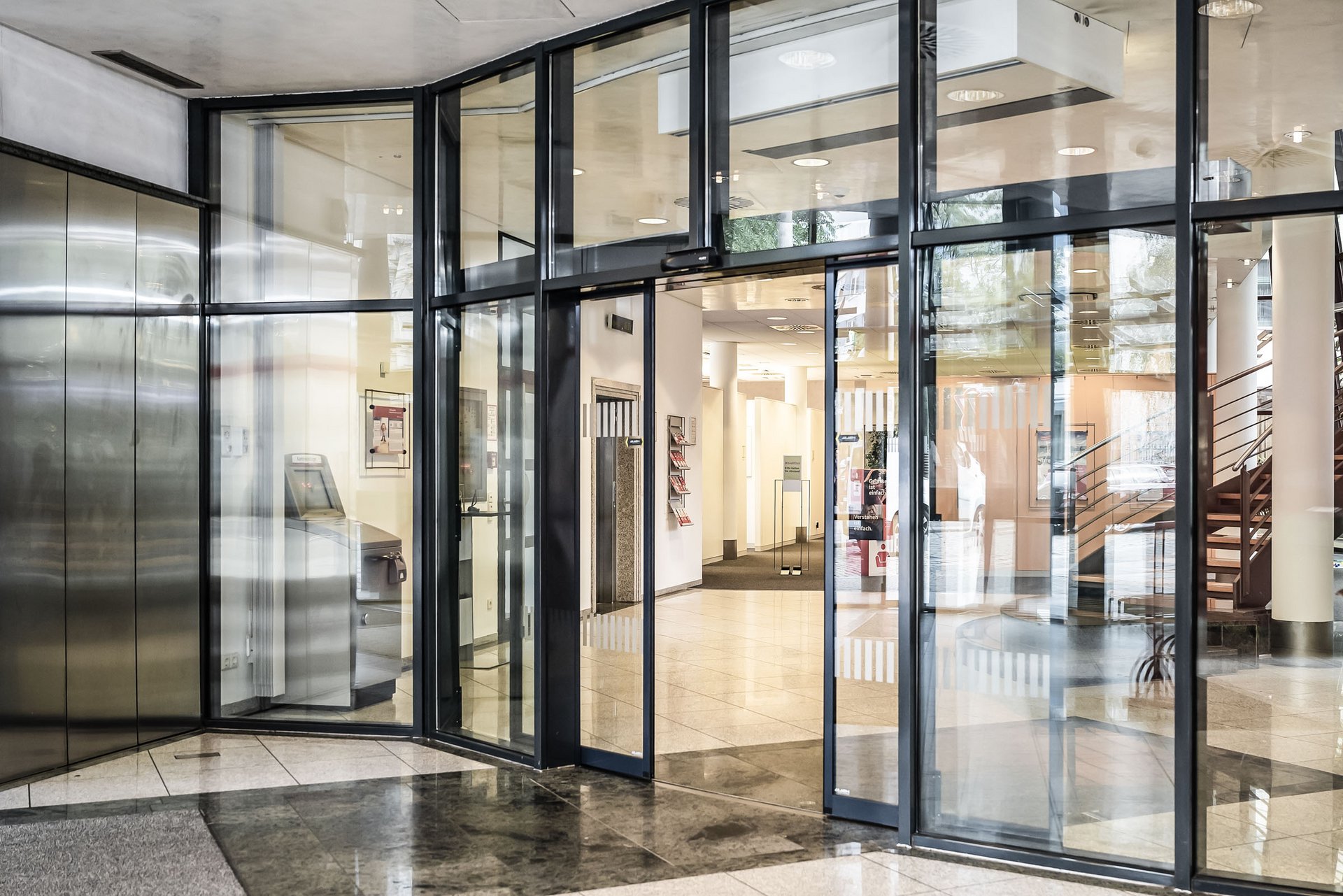 Eingang der ostsächsische Sparkasse in Dresden mit einer automatischen Schiebetür