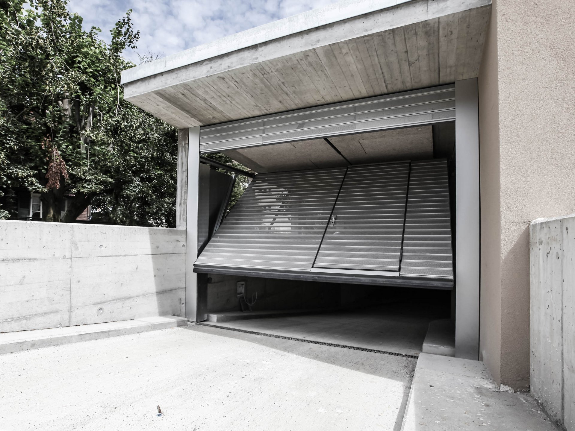 Garage mit einem automatischen Kipptor