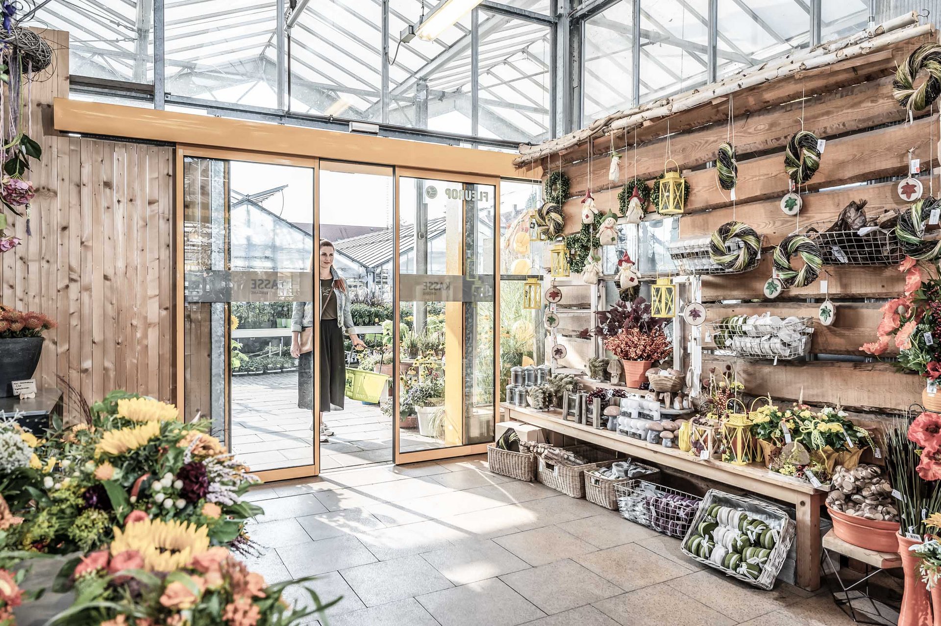 Verkaufsfläche des Gartenbau Center Rueckler in Dresden mit einer automatischen Schiebetür 