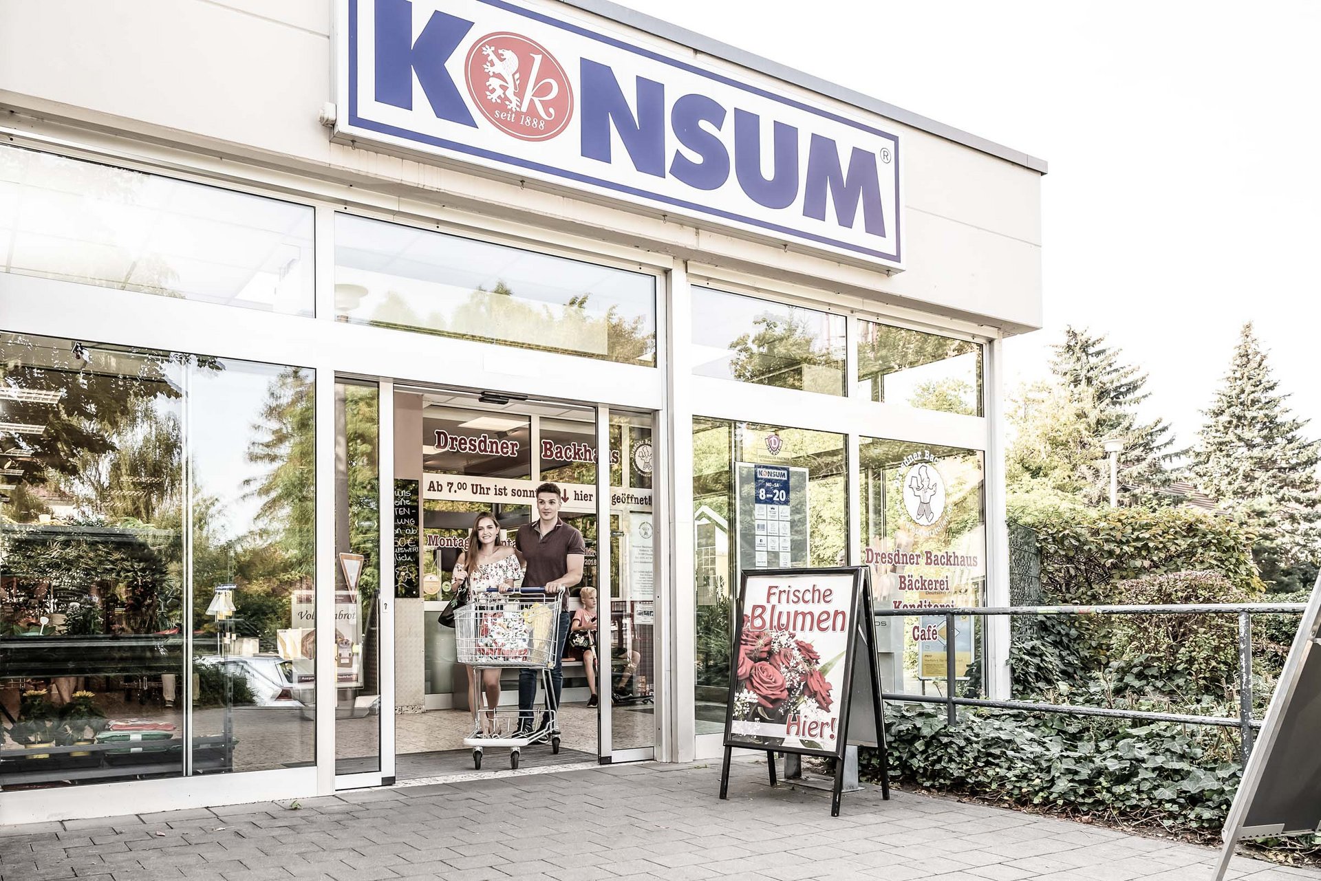 Eingang Konsum in Dresden mit einer automatischen Schiebetür