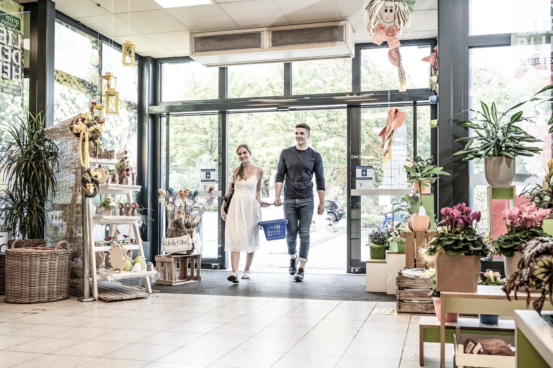 Eingang Konsum in Dresden Räcknitzhöhe mit einer automatischen Schiebetür