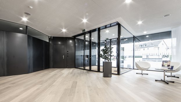 Foyer der Raiffeisen Bank in Schmitten mit einer einbruchhemmenden automatischer Schiebetür
