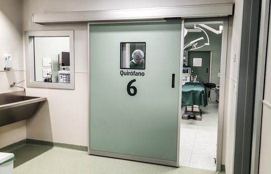 Operationssaal im Spital HM Madrid Sanchinarro mit einer automatischen Schiebetür