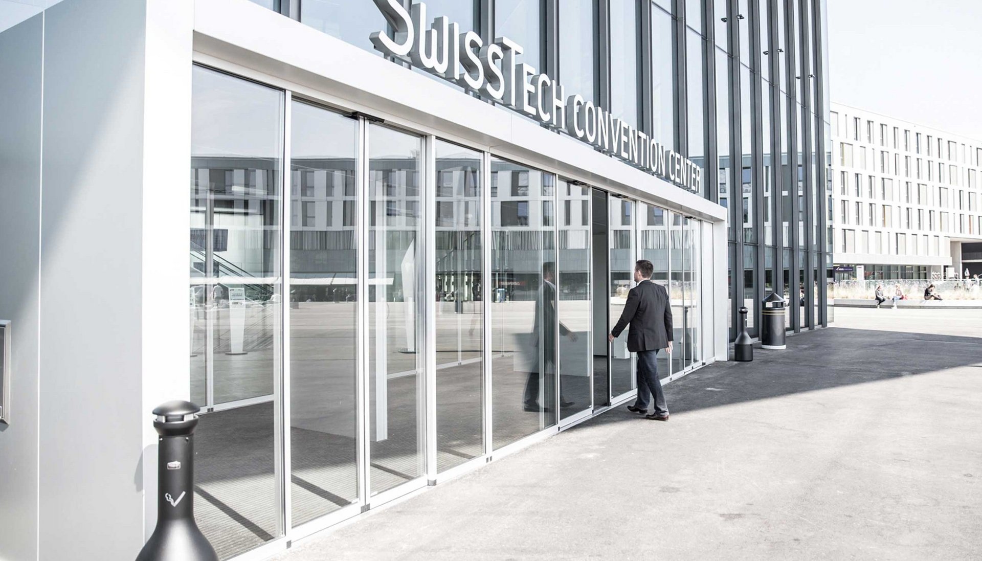 Eingang zum SwissTech Convention Center mit automatischen Schiebetüren