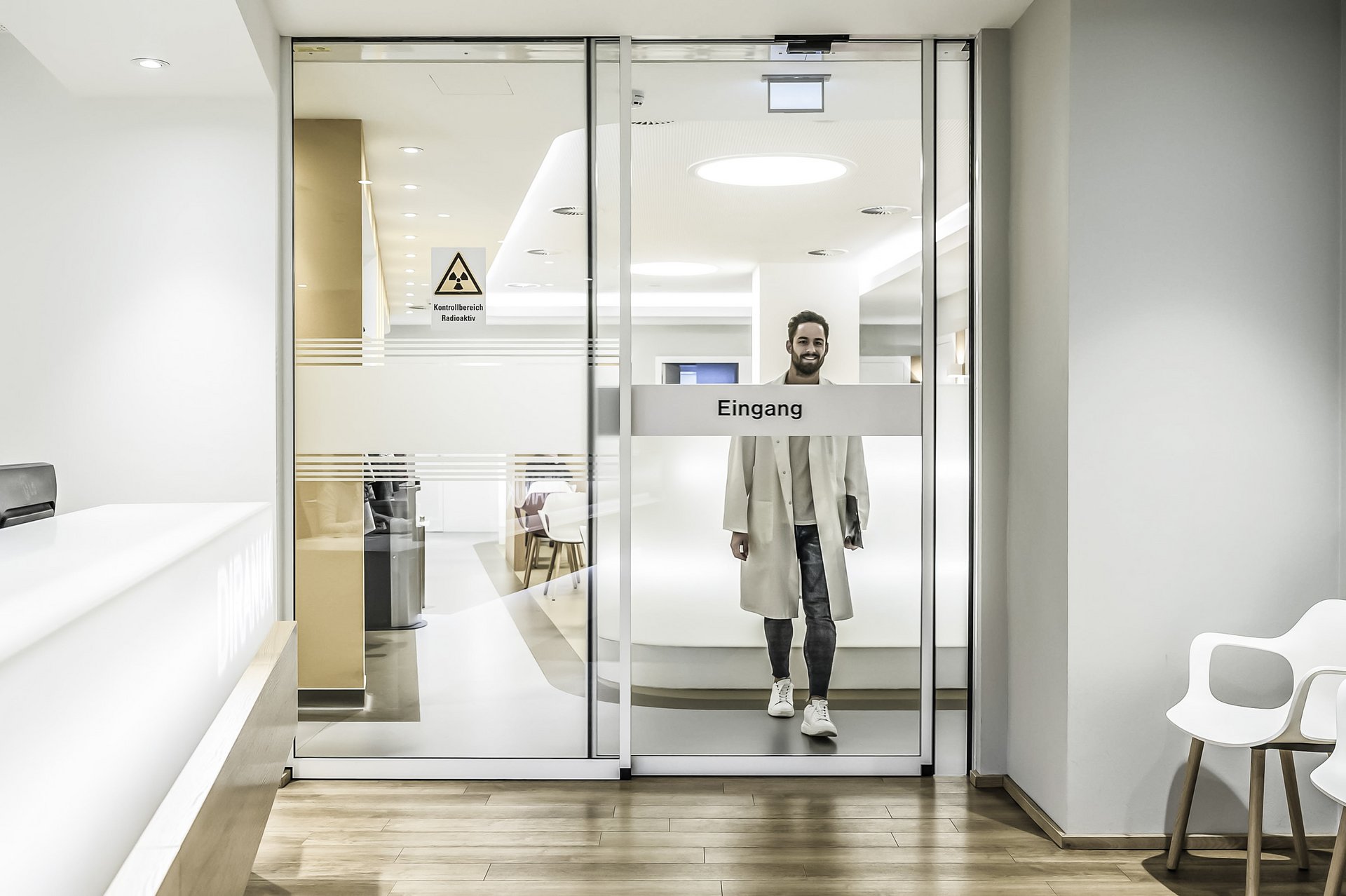 Eingang im Ärztehaus Diranuk mit einer automatischen Schiebetür