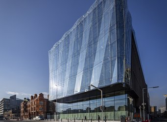 [Translate to German-German:] Zeigt den Salesforce Tower in Dublin, der bläulich in der Sonne schimmert. 
