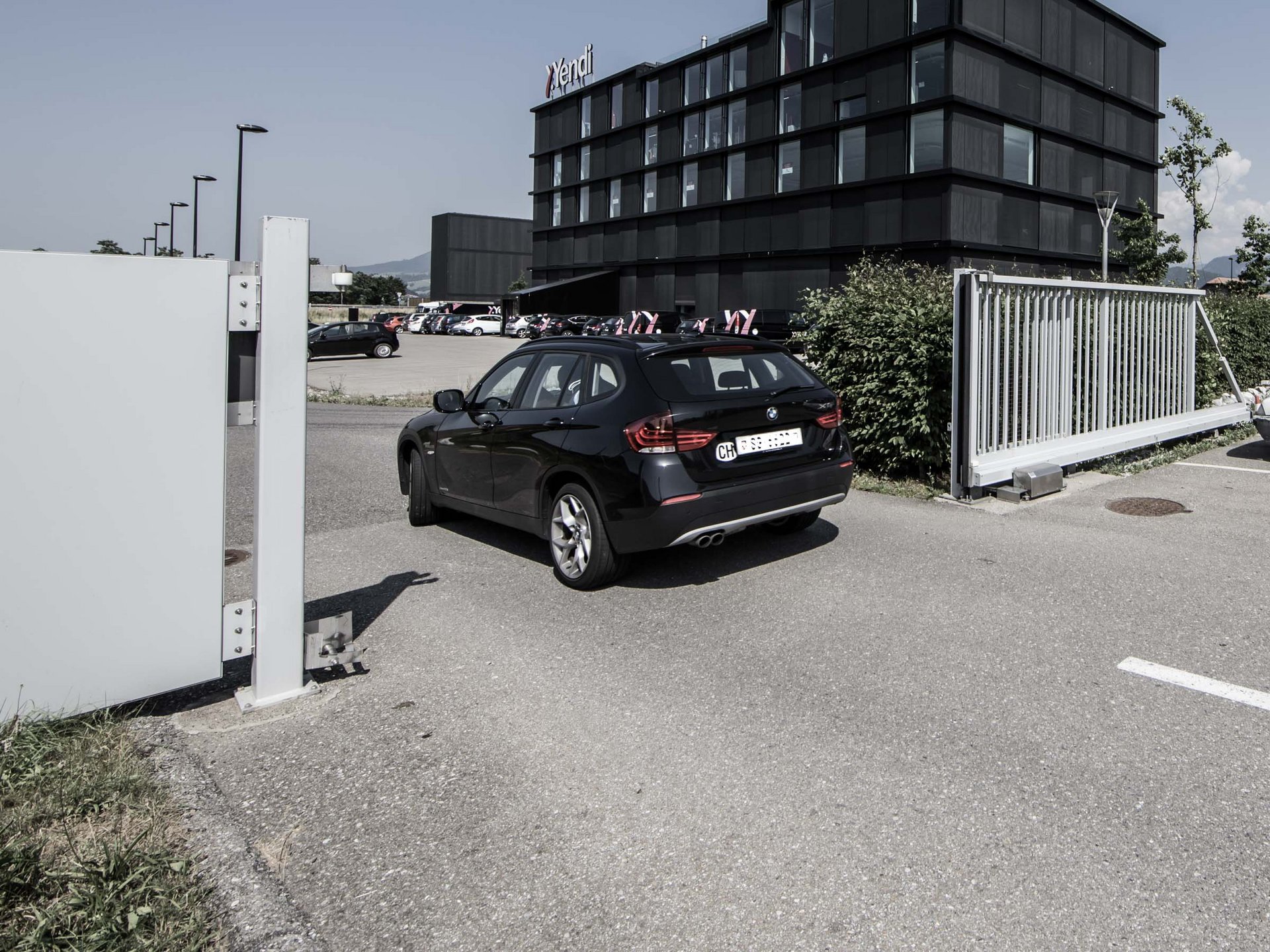 Parkplatzeinfahrt mit einem automatischen Arealschiebetor