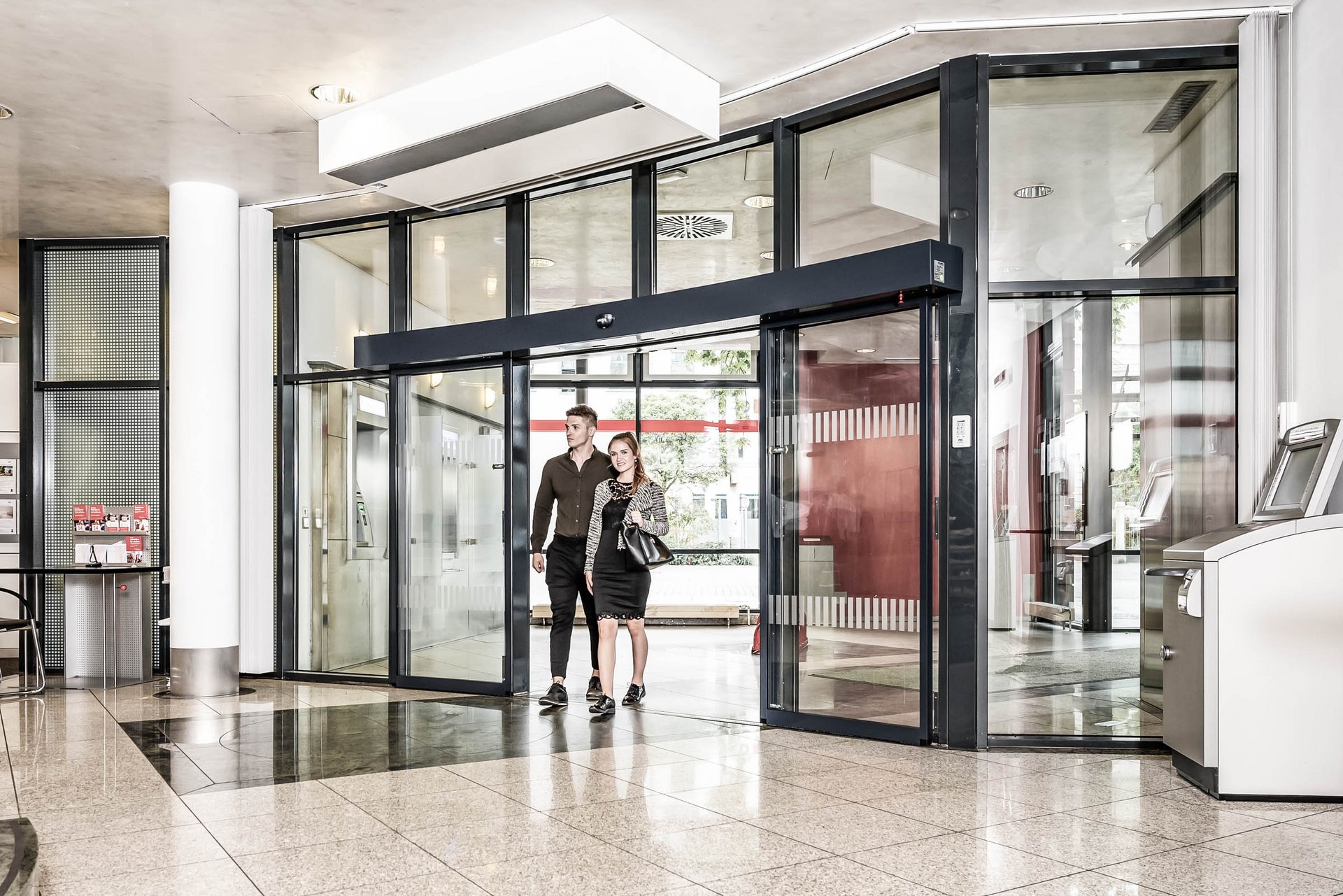 Eingang der ostsächsische Sparkasse in Dresden mit einer automatischen Schiebetür