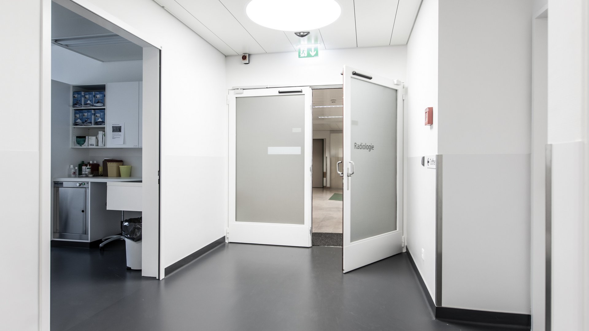 Eingang Radiologie Abteilung im Spital Thun mit automatischen Drehfügeltüren 