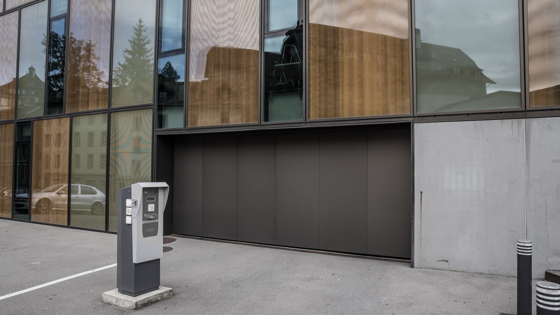 Garage der KBS Berufsschule Freiburg mit einem automatischen Kipptor