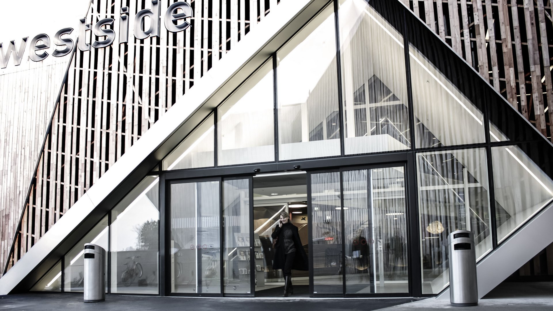 Eingang zum Westside Center mit automatischen Schiebetüren