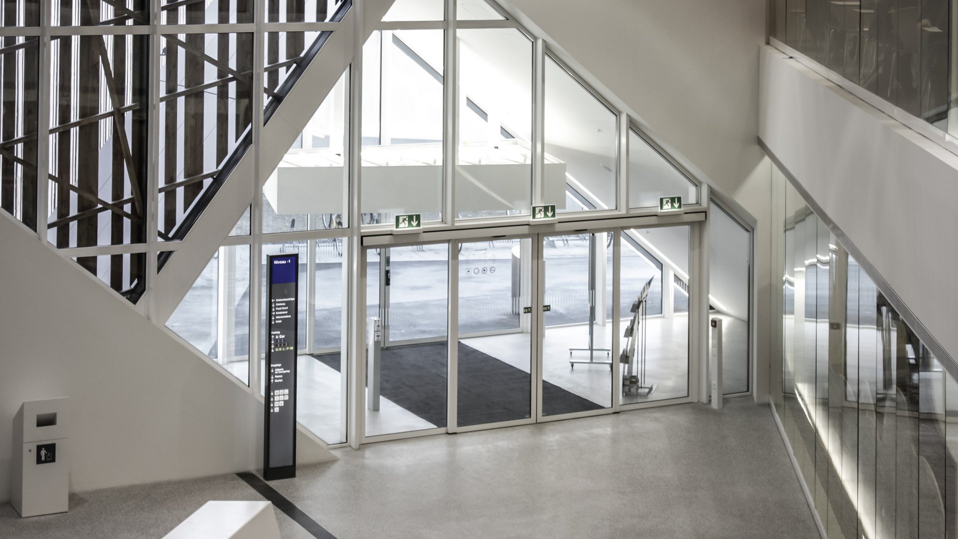 Eingang zum Westside Center mit automatischen Schiebetüren