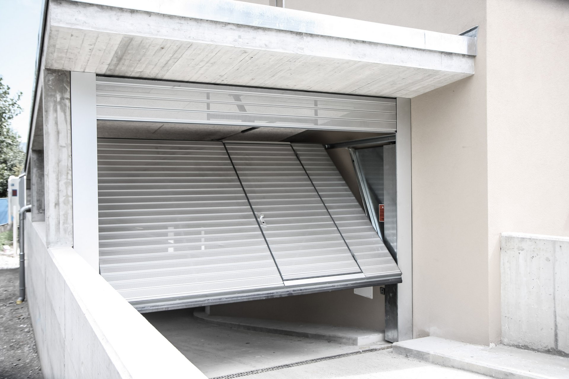 Garage mit einem automatischen Kipptor