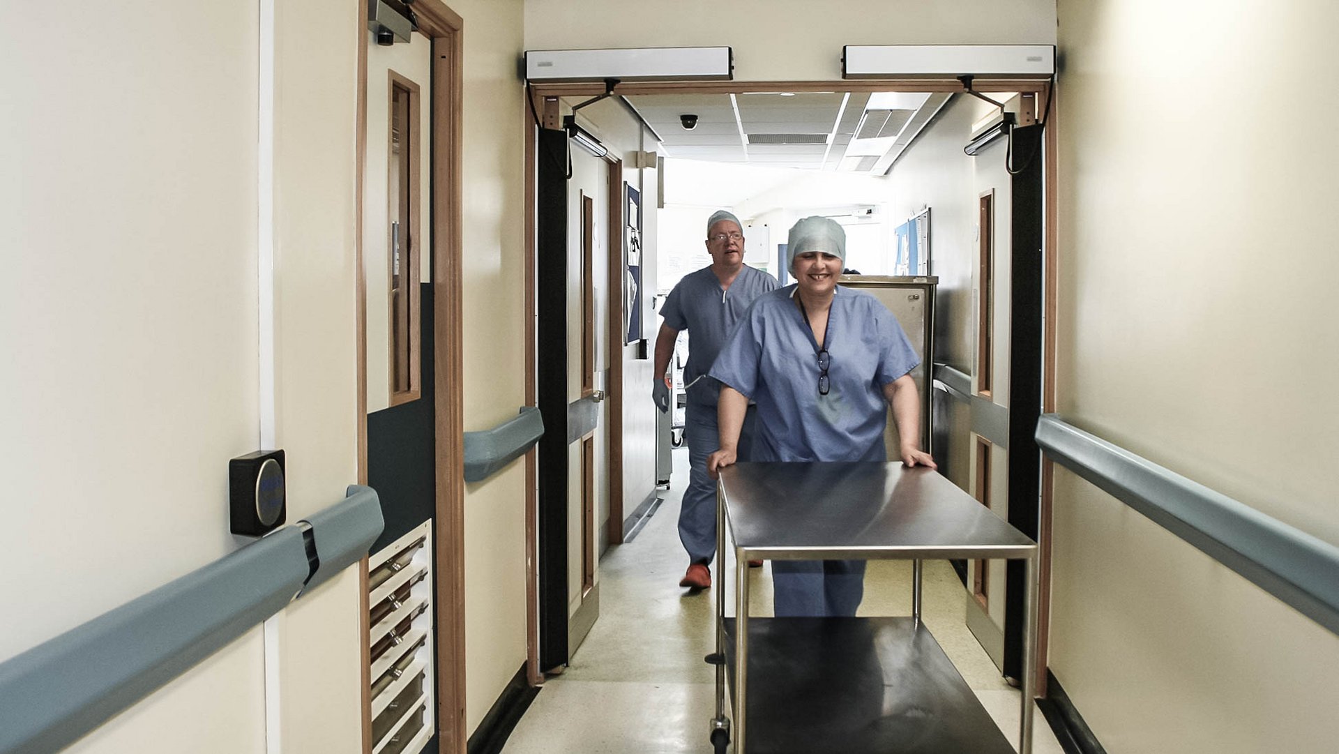 Flur im Royal Orthopaedic Spital in Birmingham mit einer automatischen Drehschiebetür