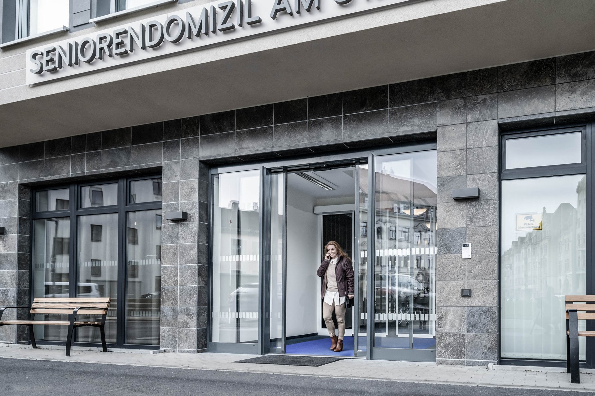 Eingang zum Seniorendomizil in Leipzig mit einer automatischen Schiebetür