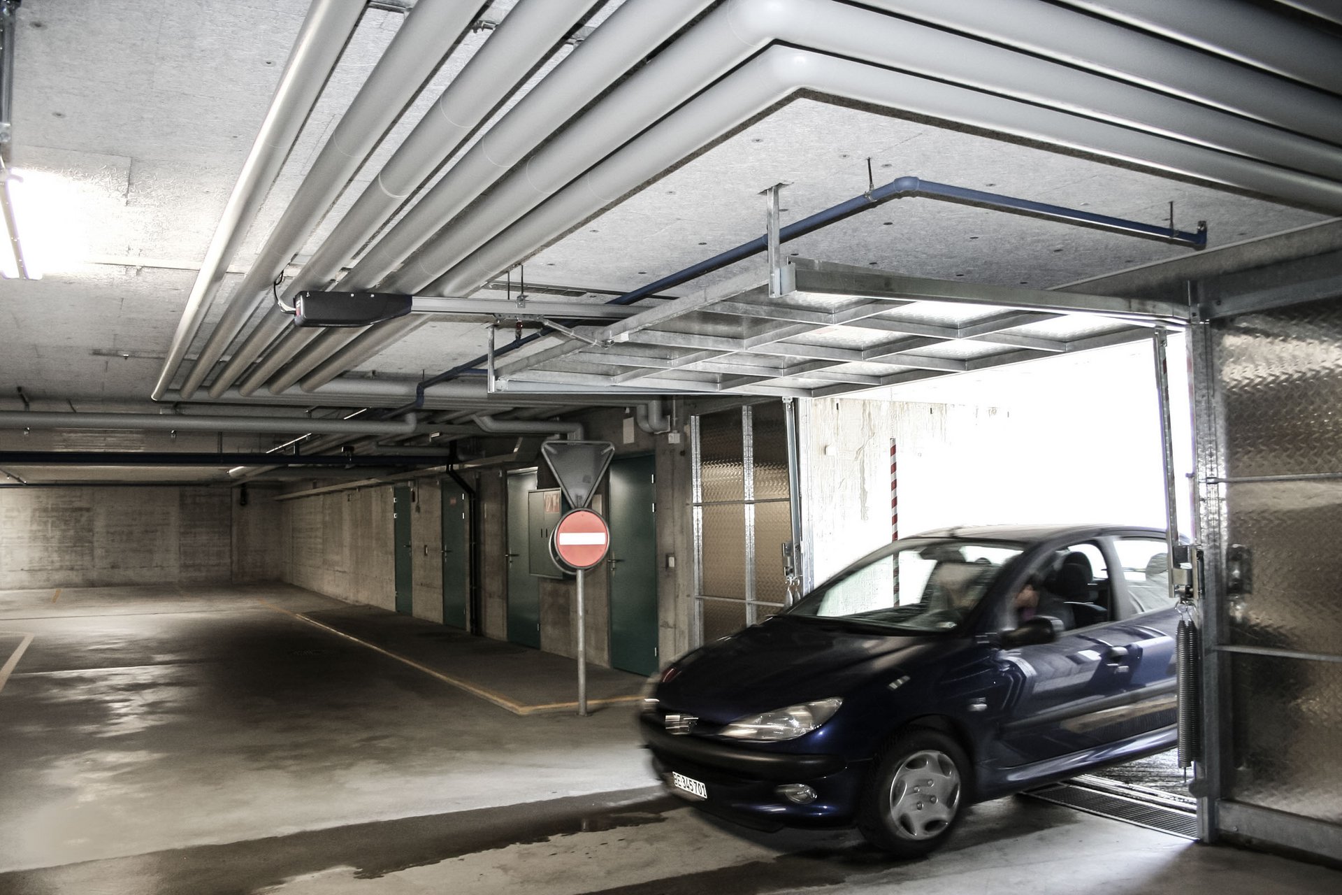 Tiefgarage mit einem automatischen Kipptor