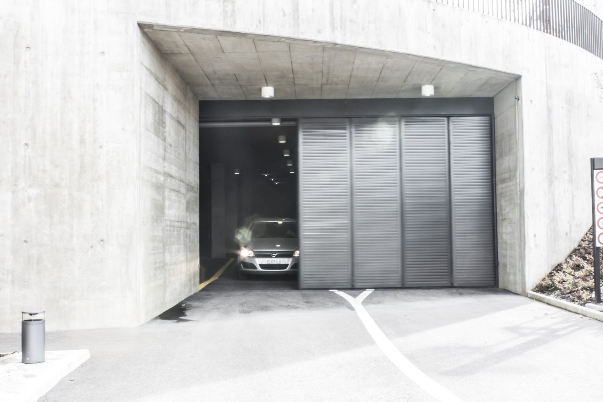 Garageneinfahrt mit einem automatischen Schiebefalttor