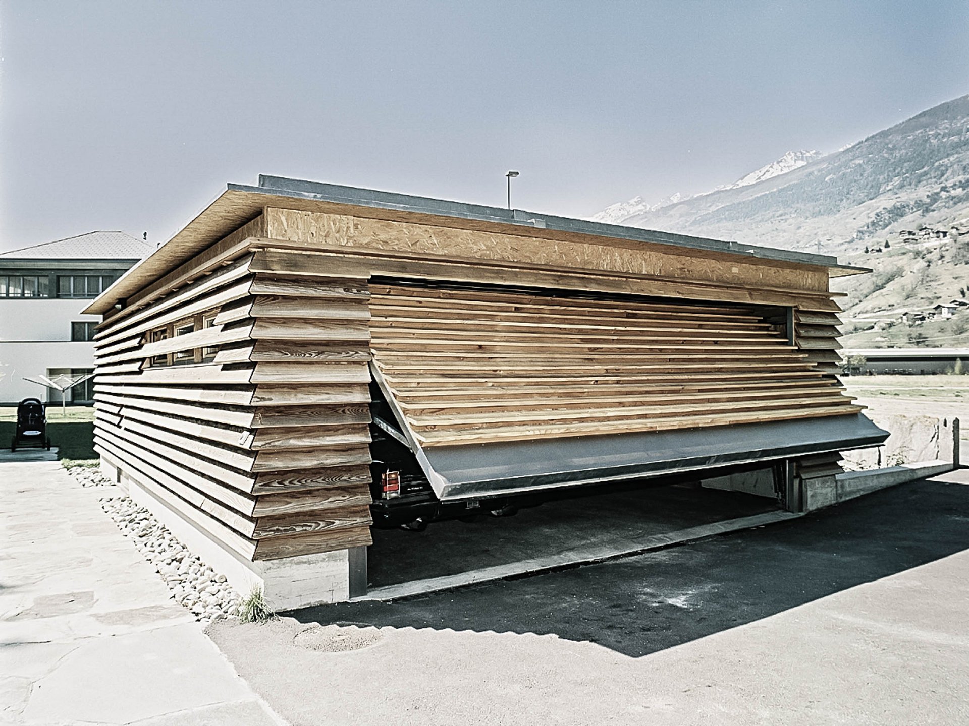 Garage mit einem automatischen Kipptor