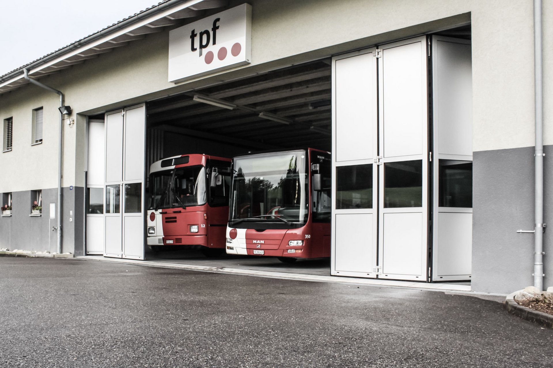 Busdepot der TPF Friburg mit einem automatischen Schiebefalttor