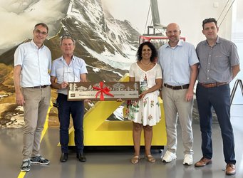 [Translate to German-German:] v.l.n.r: Martin Plüss, Achituv und Ariella Shiffman, Roger Rutz und Patrik Pfund in Gilgens Hauptsitz in Schwarzenburg. 