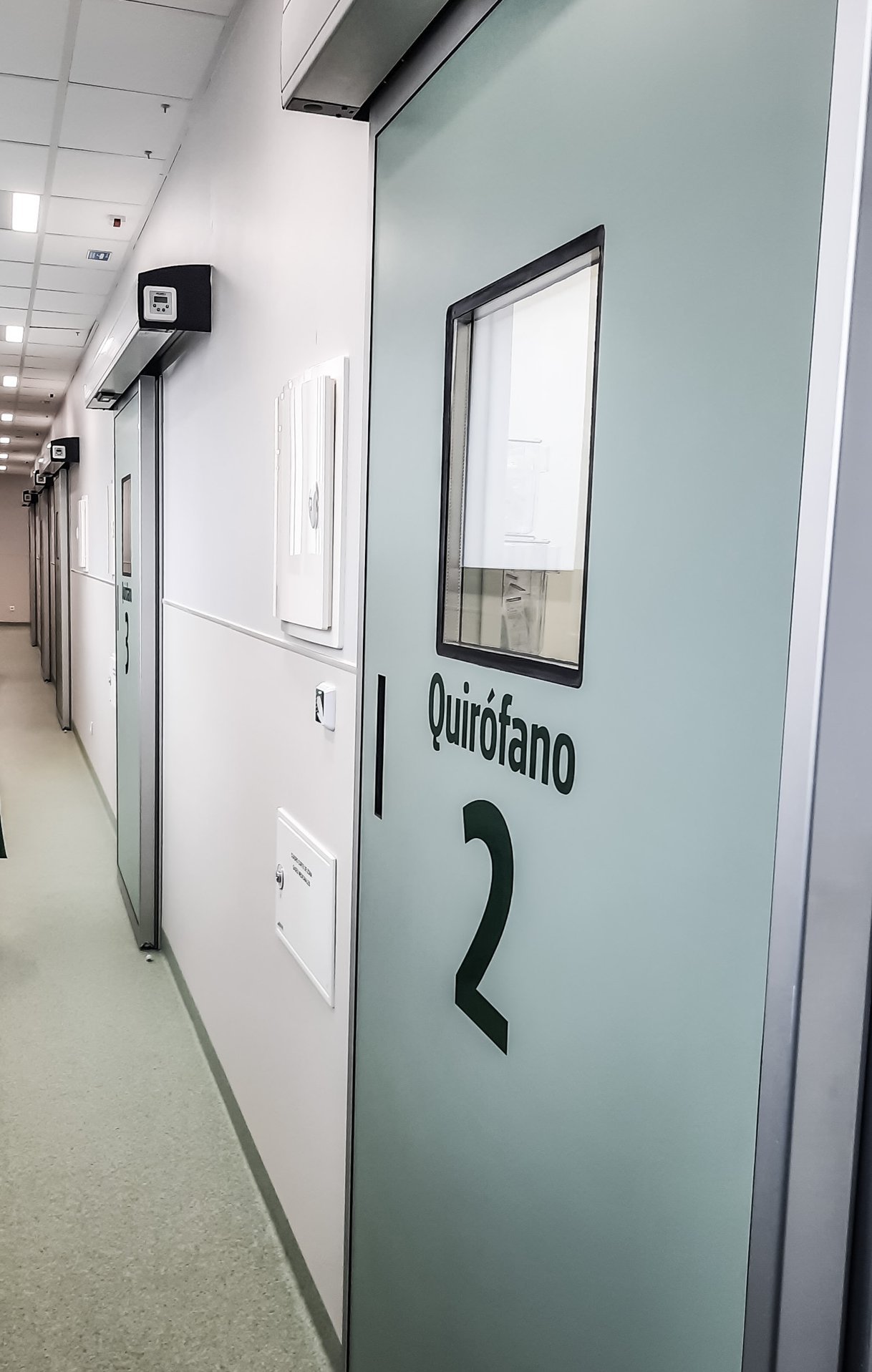 Operationssaal im Spital HM Madrid Sanchinarro mit einer automatischen Schiebetür