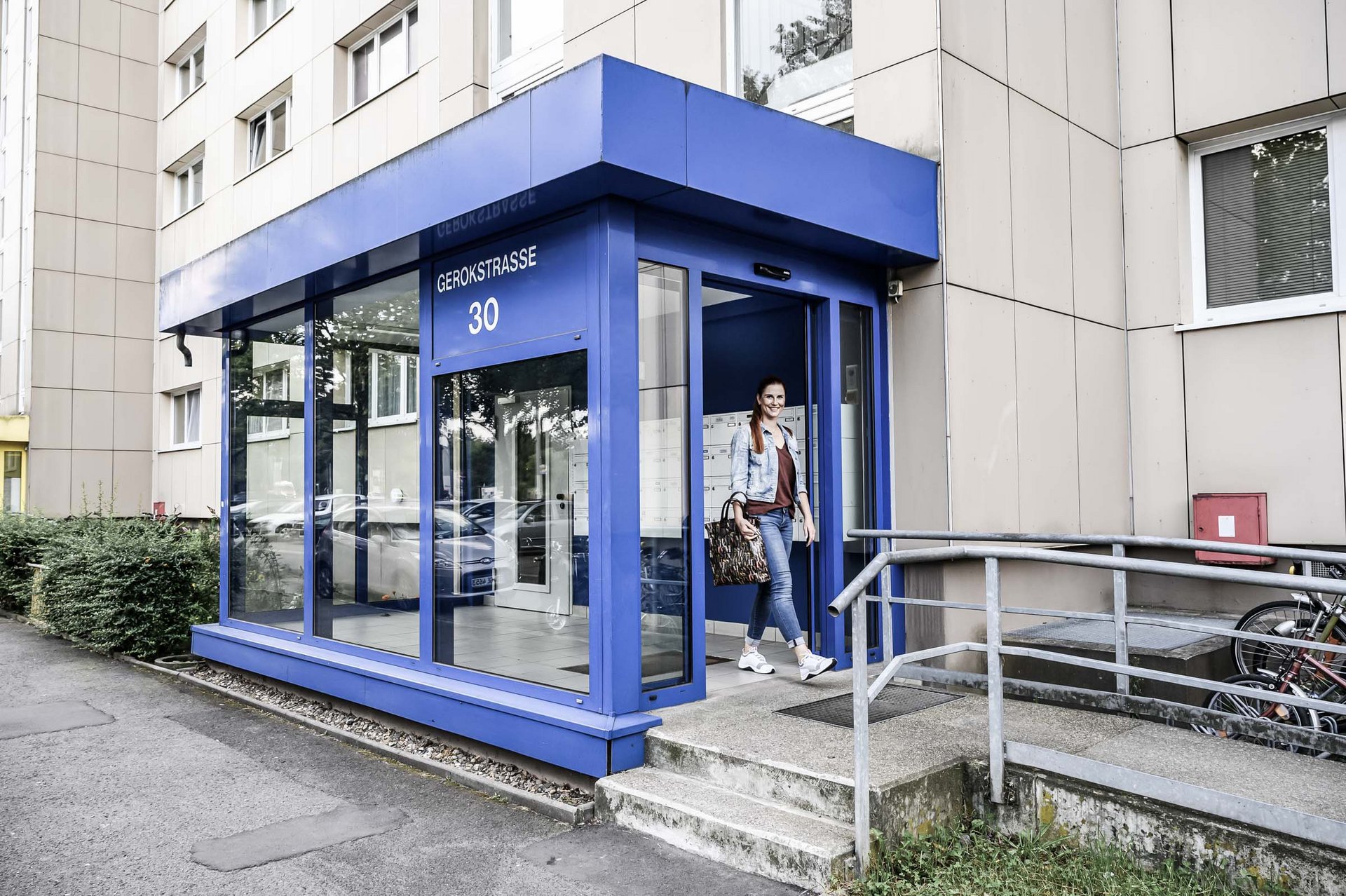 Eingang Vonovia in Dresden mit einer automatischen Schiebetür