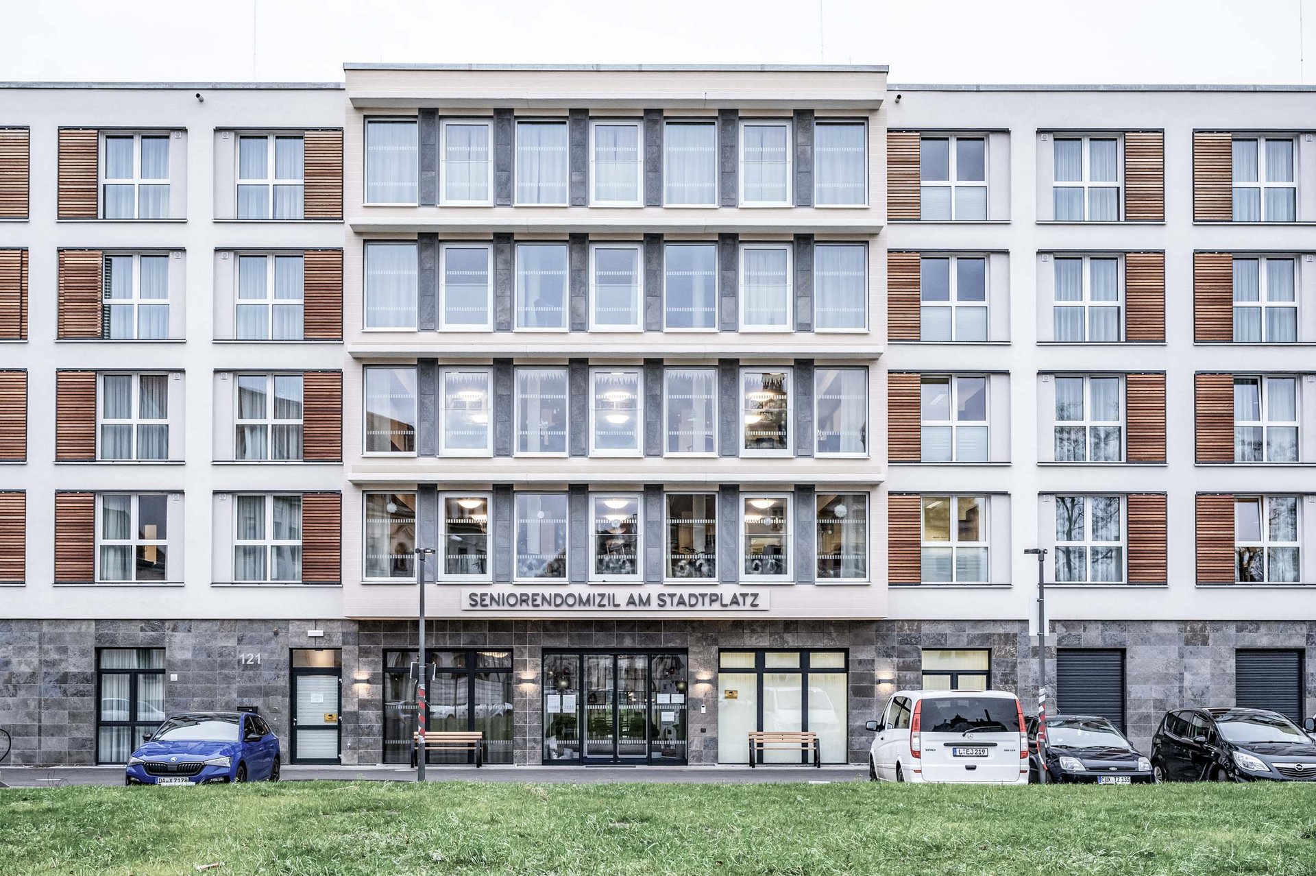 Eingang zum Seniorendomizil in Leipzig mit einer automatischen Schiebetür