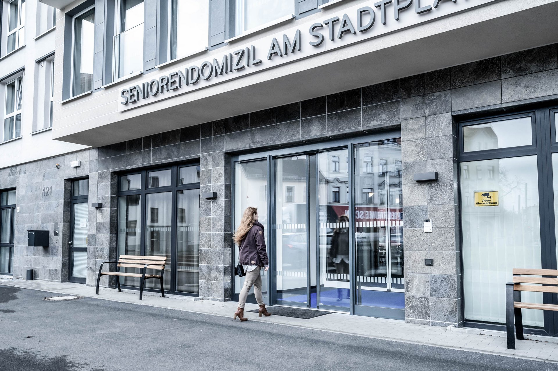 Eingang zum Seniorendomizil in Leipzig mit einer automatischen Schiebetür