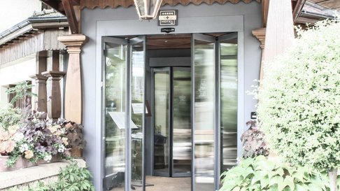 Hoteleingang mit einer platzsparenden automatischen Faltflügeltür