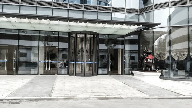 Ausseneingang der Bank of Jiangsu in Nanjing China mit einer automatischen Rundschiebetür