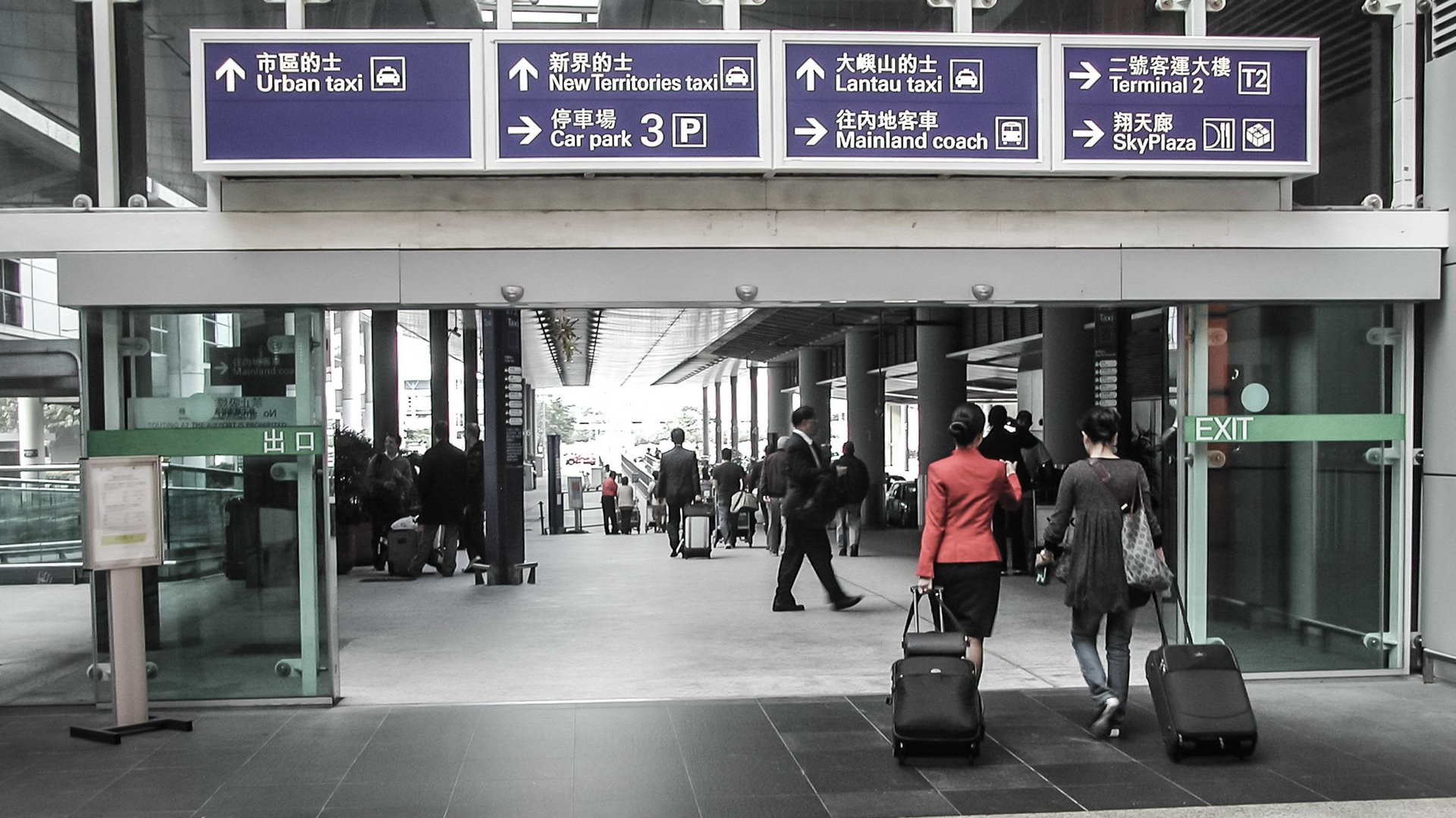 Ausgang des International Airports in Hongkong mit einer automatischen Schiebetür