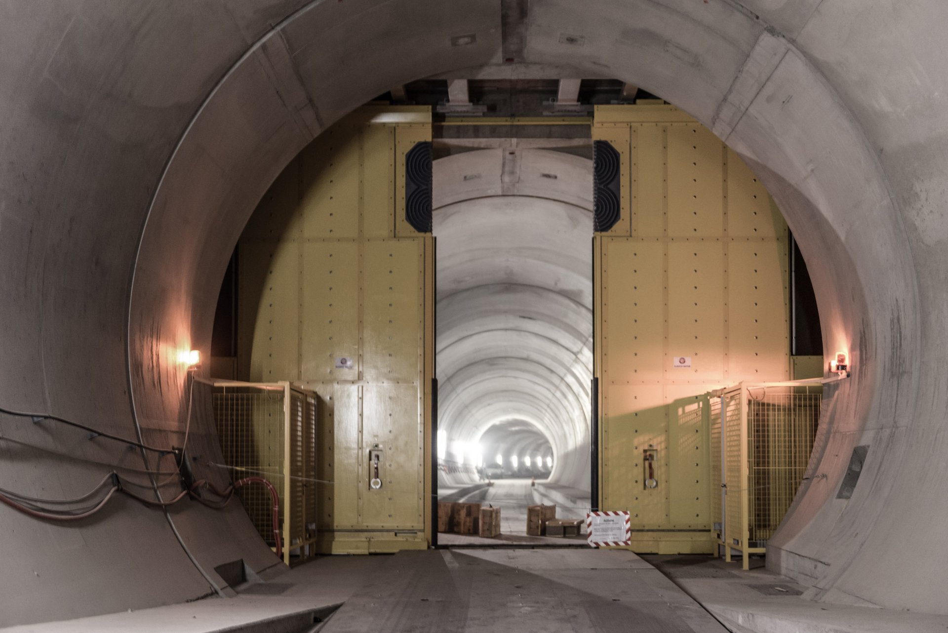 Eisenbahntunnel Gotthard mit einem Sonderlösung Antrieb für das Sicherheitstor
