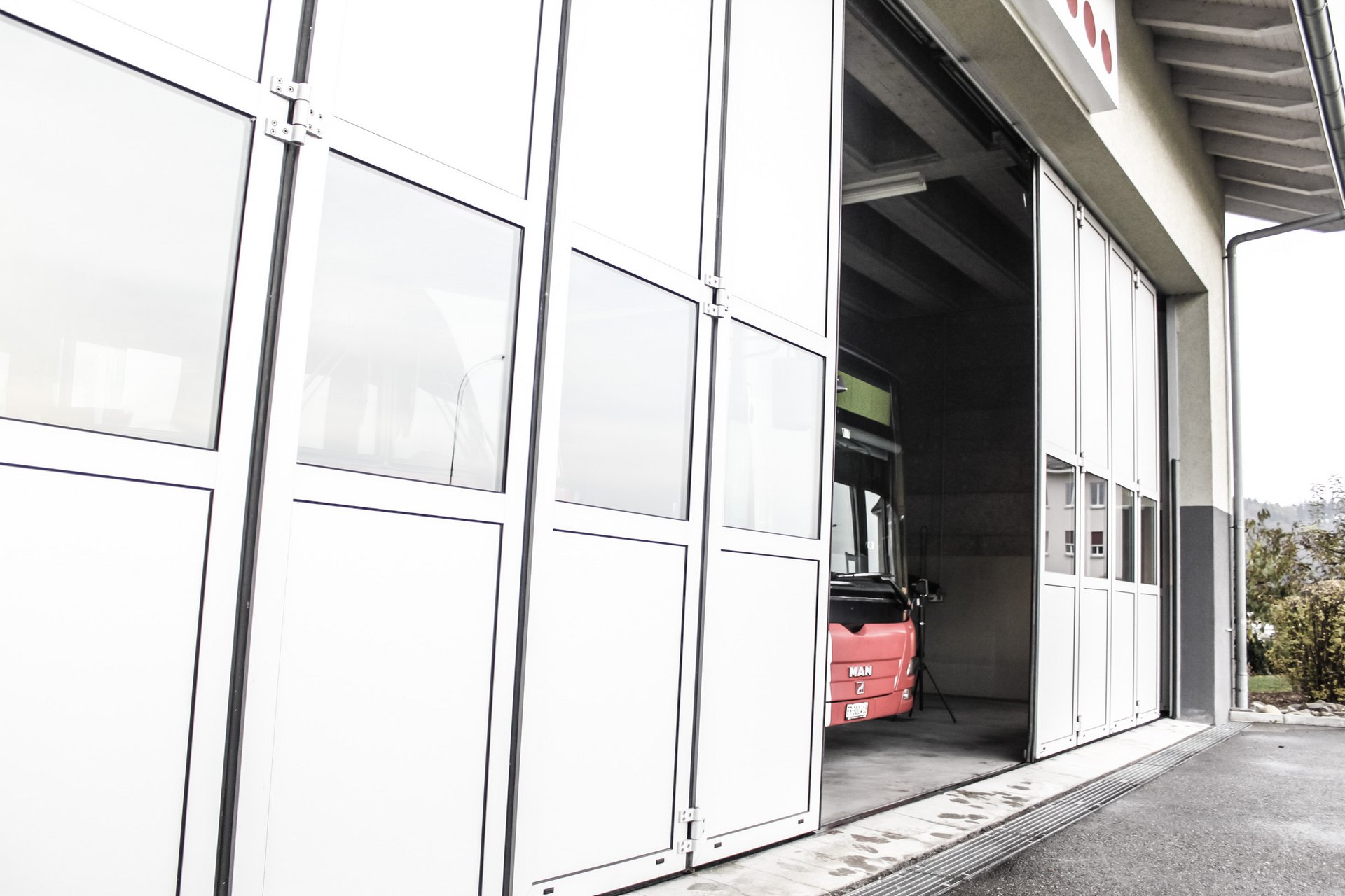 Busdepot der TPF Friburg mit einem automatischen Schiebefalttor