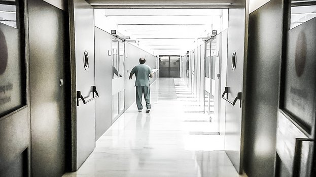 Flur mit automatischen Drehflügeltüren im Spital Hellin in Spanien