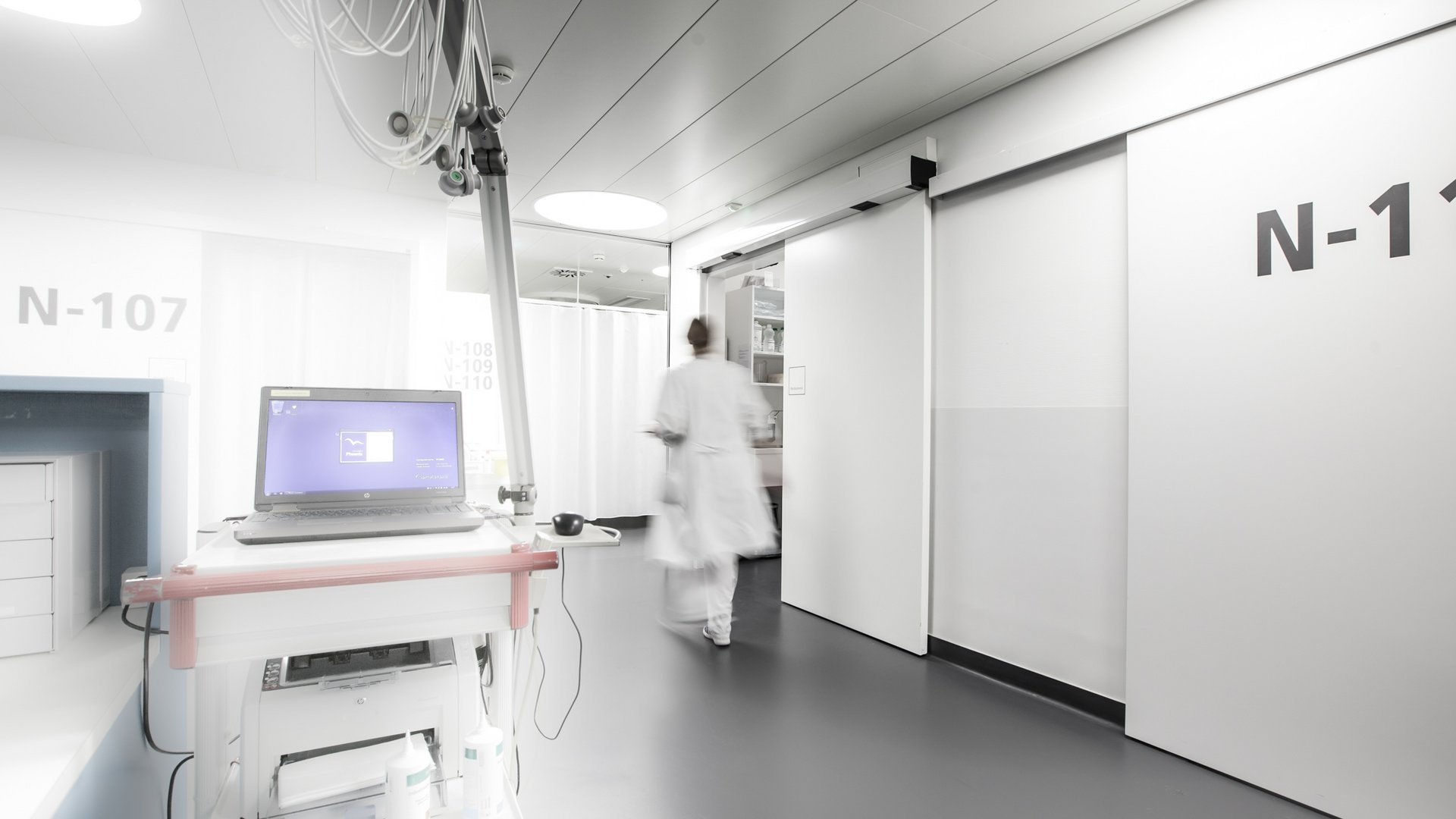 Flur im Personalbereich des Spitals Thun mit einer automatischen Schiebetür